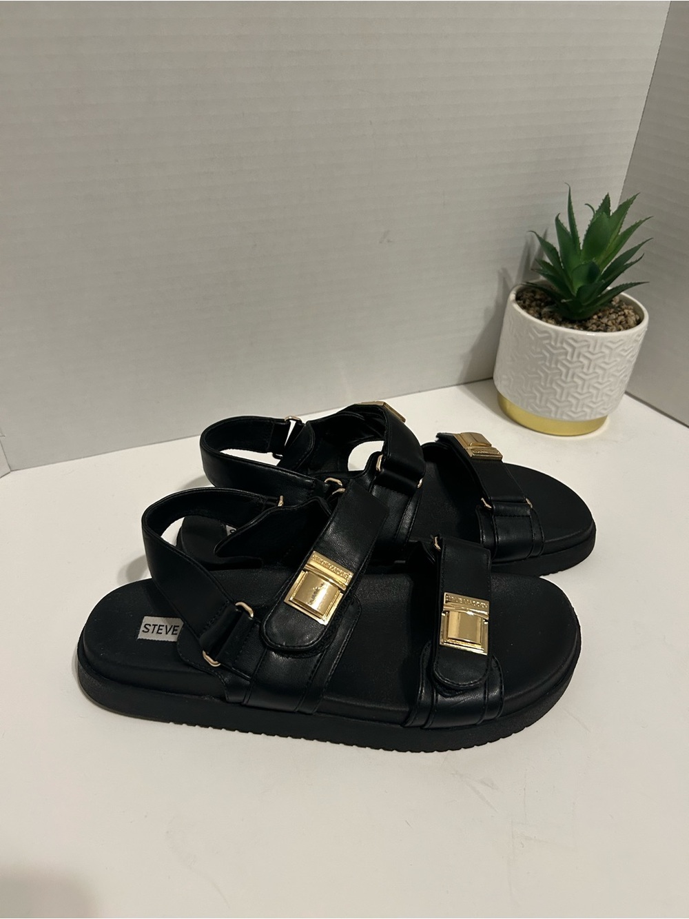 Steve Madden Black Platform Sandals Gold Hardware Strappy Lug Sole Women Shoes